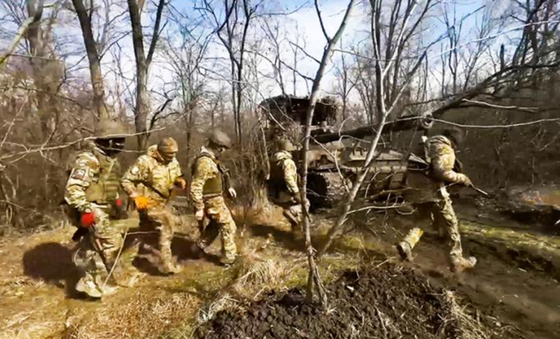 Tuy nhiên, vị trí của họ trong khu rừng này đã bị máy bay không người lái và pháo binh Nga oanh tạc liên tục suốt ba ngày qua. Chỉ cần đánh bật được lực lượng Ukraine ra khỏi khu rừng, quân đội Nga sẽ có cơ hội giành lại Fanaseevka. Đáng chú ý, các đơn vị khác thuộc lực lượng Nga rút khỏi tiền tuyến nay đã hoàn toàn quay trở lại chiến đấu. Ảnh: TASS