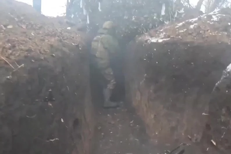 Từ góc độ của quân đội Nga, họ phải tấn công một tuyến phòng thủ của Ukraine dài hơn 1.000 km. Trước mặt là vô số bãi mìn và cạm bẫy, trên không có máy bay không người lái, cùng với sự hiện diện của pháo binh và tên lửa chống tăng của Ukraine, khiến các cuộc tấn công cơ giới quy mô lớn trở thành hành động tự sát. Ảnh: Bộ Quốc phòng Nga