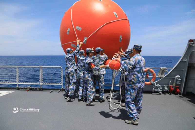 Các mục tiêu nổi bơm hơi, thường có màu đỏ hoặc cam sáng và thường được gọi là “cà chua sát thủ”, được sử dụng thường xuyên trong các cuộc huấn luyện hải quân, đặc biệt là các bài tập bắn đạn thật, bởi lực lượng vũ trang trên khắp thế giới. Ảnh: China Military