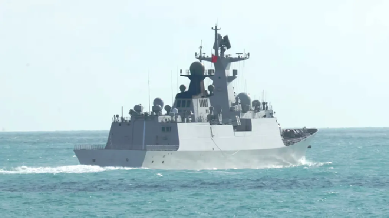 Tàu khu trục hạm Type 055 Zunyi, khinh hạm Type 054A Hengyang và tàu hậu cần Type 903 Weishanhu của PLAN đã di chuyển về phía nam trong vùng biển quốc tế ở phía đông Australia từ ít nhất tuần trước. Ảnh: NewsWire