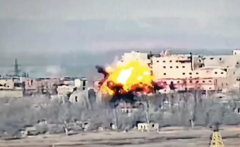 Thấy vậy, quân Nga lập tức điều chỉnh chiến thuật, sử dụng bom nhiệt áp để tàn sát các mục tiêu ngụy trang lộ thiên của đối phương. Loại bom này có sức công phá cực lớn, chỉ trong chớp mắt đã khiến các lô cốt của Ukraine bị phá hủy hoàn toàn. Tuy nhiên, quân Ukraine vẫn chống trả, tận dụng hệ thống thông gió và các đường ngầm bên trong lô cốt để liên tục bắn trả bằng đạn và tên lửa. Ảnh minh họa: Getty Images