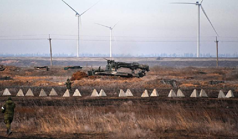 Vì sao gọi đây là “phòng tuyến thép”? Bởi nó được xây dựng chủ yếu từ các lô cốt thép kiên cố. Khác với những công trình đất đá đơn giản trước đây, các lô cốt đúc sẵn này không chỉ bền vững mà còn có độ ẩn nấp cao. Khi mới tiếp xúc, lính Nga từng lầm tưởng chúng chỉ là các mô đất hoặc gạch đá. Mãi đến khi UAV cất cánh trinh sát, họ mới kinh ngạc nhận ra những “gò đất” đó thực chất là công trình phòng ngự kiên cố khổng lồ. Ảnh minh họa: RIA Novosti