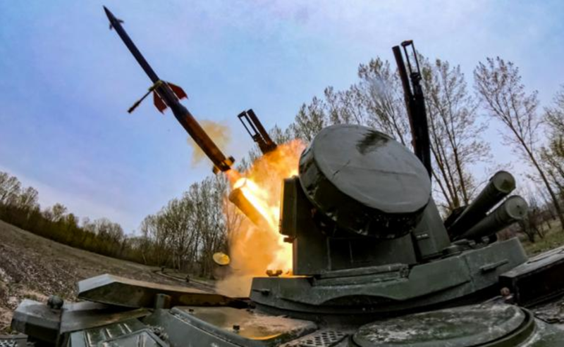 Nhằm triệt tiêu hoàn toàn các mối đe dọa trên mặt đất, pháo binh Nga sau đó đã nhập cuộc, sử dụng pháo tầm xa để tấn công chính xác vào những điểm hỏa lực còn lại của Ukraine, bảo đảm dọn sạch các mối nguy hiện hữu. Dẫu vậy, quân Nga hiểu rõ rằng, để hoàn toàn kiểm soát khu vực này, họ sẽ còn phải nỗ lực nhiều hơn nữa. Ảnh: TASS