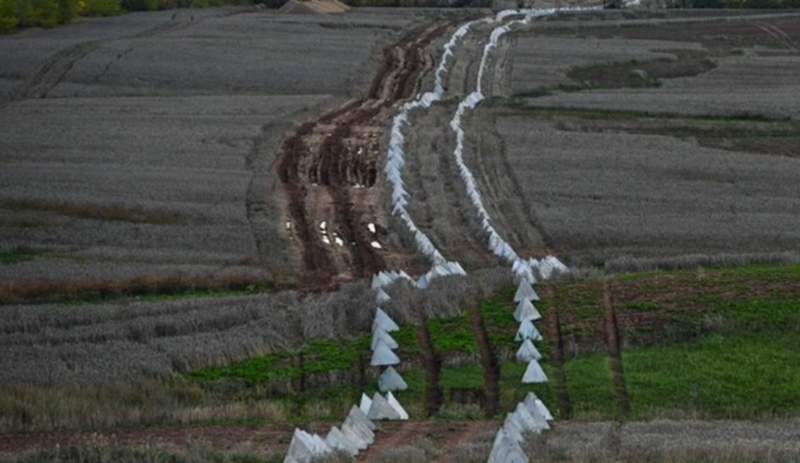 Theo truyền thông Nga, những lô cốt thép xám bạc này như "con rồng" khổng lồ ẩn náu trên đất Ukraine. Kết hợp với một loạt các cơ sở phòng thủ như chiến hào, dây thép gai và bãi mìn, chúng tạo thành một tuyến phòng thủ không thể phá hủy. Ảnh minh họa: Pravda