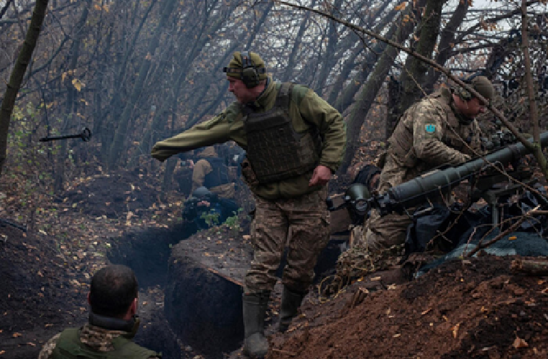 Các lô cốt được chôn sâu dưới lòng đất, chỉ lộ ra các lỗ bắn nhỏ, hoàn toàn không gây chú ý, nhưng lại có thể từ trên cao trút xuống hỏa lực dày đặc. Thiết kế khéo léo này tận dụng triệt để địa hình, buộc quân Nga phải tiêu tốn nhiều thời gian và nguồn lực để đối phó. Ảnh: Bộ Quốc phòng Ukraine