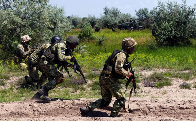 Khi quân Nga từng bước áp sát, họ dần nhận ra phòng tuyến của Ukraine không phải là bất khả xâm phạm. Vì thế, quân Nga đang tìm cách phát hiện rồi mở rộng những vết nứt đó. Khi sức kháng cự của Ukraine suy yếu đến một mức nhất định, các tổ đội bộ binh Nga bắt đầu tiến lên. Ảnh: TASS