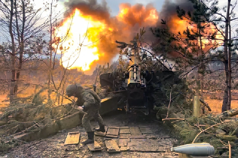 Trước tuyến “phòng tuyến thép” này, quân Nga hiểu rõ: nếu muốn đột phá, sẽ phải trả giá đắt. Do đó, Nga trước tiên điều UAV tiến hành trinh sát kỹ lưỡng từ trên không, xác định vị trí và bố trí hỏa lực của các lô cốt Ukraine. Ảnh: Kp.ru