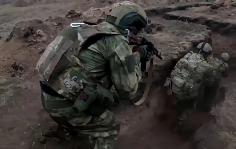 Những nhóm nhỏ này có quân số tinh gọn, trang bị hiện đại, là lực lượng tinh nhuệ được thiết kế riêng cho các trận đánh tầm gần. Họ len lỏi qua “mê cung thép” của các lô cốt, hoạt động linh hoạt theo từng tổ đội nhỏ để làm suy giảm sức kháng cự của Ukraine. Trong các cuộc giao tranh ác liệt, quân Nga dần nắm rõ vị trí hỏa lực và cấu trúc phòng ngự của đối phương, tạo tiền đề cho đợt tấn công tiếp theo. Ảnh: Top War