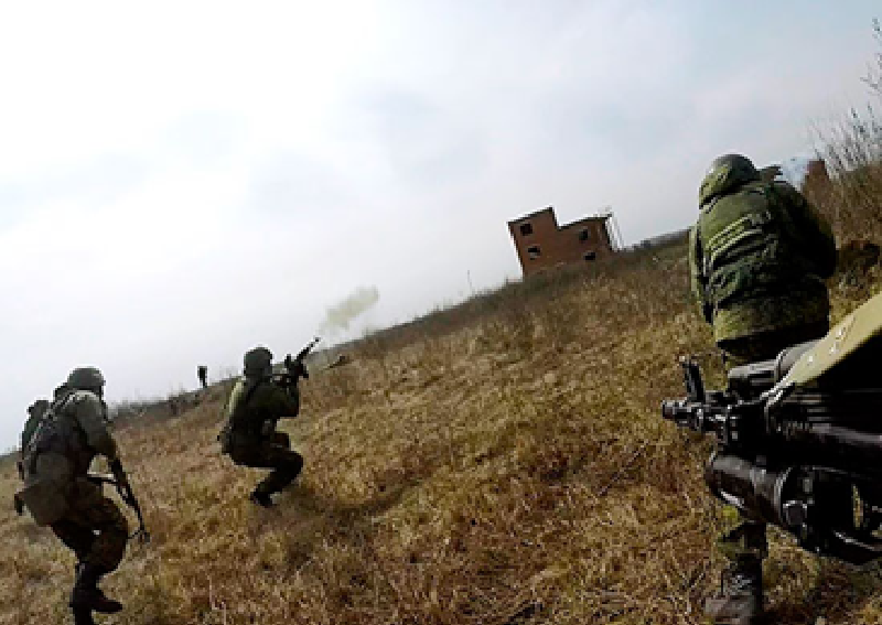 Ngay khi quân Nga dần nắm quyền kiểm soát cục diện chiến trường, họ đã tiêu diệt toàn bộ một nhóm lính đánh thuê Bồ Đào Nha trong một lô cốt thép. Theo các nguồn tin, nhóm lính đánh thuê này ban đầu được chính phủ Ukraine mời tới tham chiến. Ảnh: Bộ Quốc phòng Nga