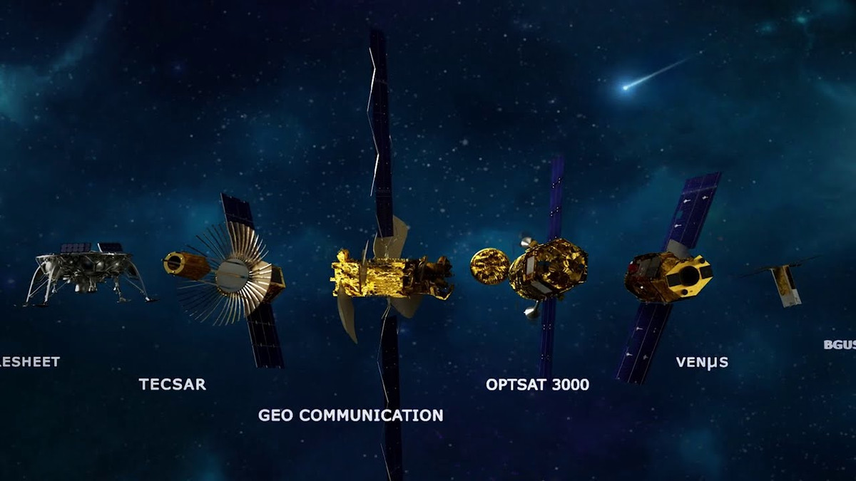 Ngoài ra, chúng còn giúp quan trắc biến đổi khí hậu, kiểm soát tài nguyên thiên nhiên và hỗ trợ phát triển kinh tế thông qua việc quy hoạch đô thị, quản lý chuỗi cung ứng hay bảo hiểm. Những dữ liệu thu thập được từ vệ tinh giúp các chính phủ và tổ chức có cái nhìn toàn diện hơn về tình trạng Trái Đất, từ đó đưa ra các giải pháp kịp thời để bảo vệ môi trường và tối ưu hóa tài nguyên.