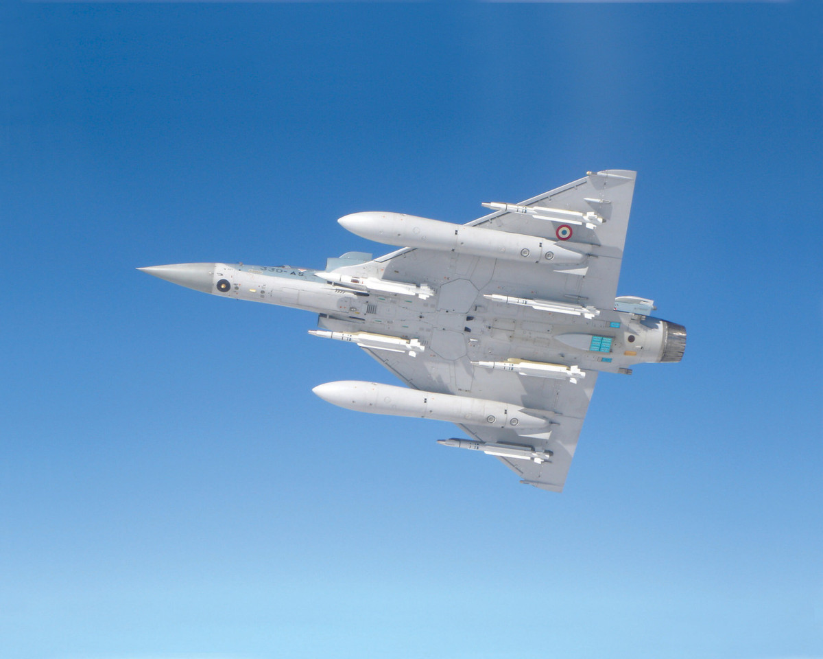 Ngoài ra, khả năng hoạt động hiệu quả ở phạm vi mở rộng của máy bay chiến đấu, kết hợp với các loại đạn dược dẫn đường chính xác, khiến nó trở thành một nhân tố chủ chốt trong nỗ lực của Ukraine nhằm làm suy yếu khả năng chỉ huy và kiểm soát của đối phương, qua đó cải thiện nhịp độ hoạt động của Quân đội Ukraine.