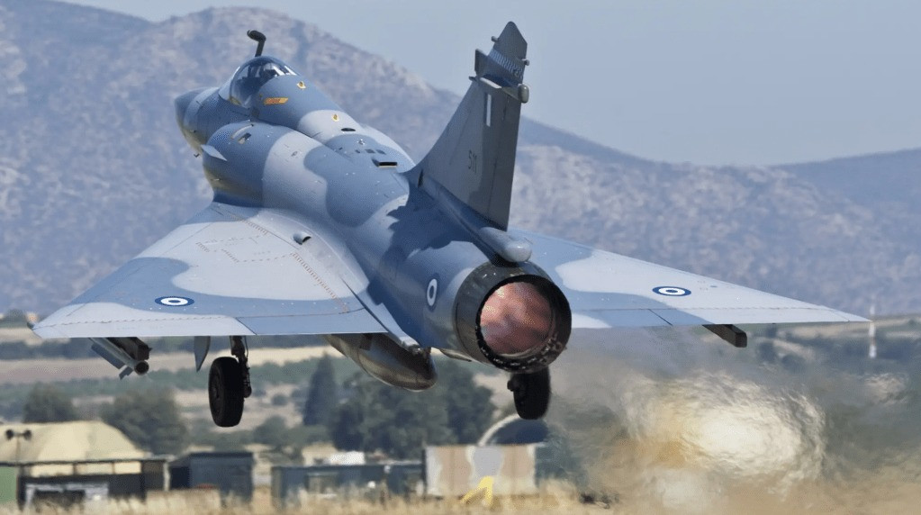 Một trong những khía cạnh đáng chú ý nhất của Mirage 2000-5F là tính linh hoạt của máy bay. Tiêm kích này có khả năng thực hiện cả nhiệm vụ không đối không và không đối đất một cách dễ dàng, khiến nó trở thành một vũ khí đa chức năng thực sự.