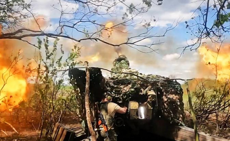 Tình hình chiến sự cũng trở nên căng thẳng hơn sau khi thỏa thuận được ký kết. Mặc dù chiến tuyến Nga – Ukraine không còn giằng co dữ dội như năm ngoái, nhưng chiến thuật “gặm nhấm” của Nga vẫn khiến Ukraine kiệt sức ứng phó. Ảnh: TASS