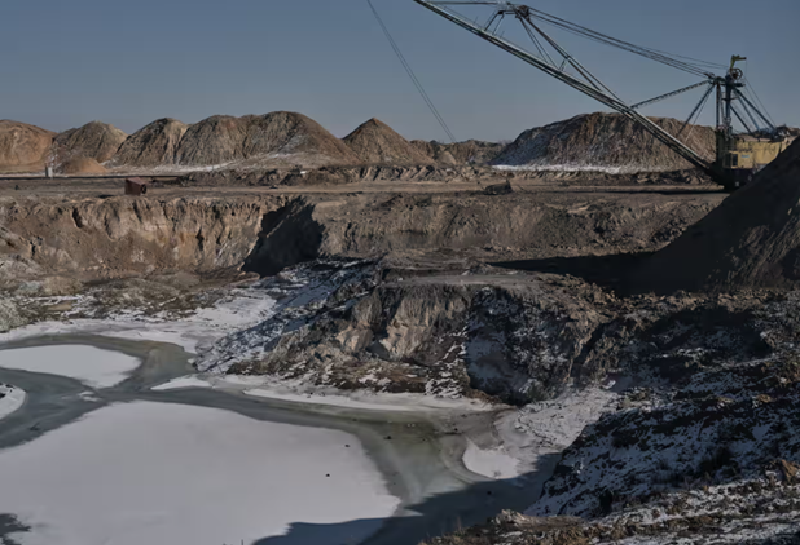 Tuy nhiên, giới quan sát cho rằng đây thực chất là động thái định giá công khai kho báu tài nguyên của Ukraine, với các nguyên tố chiến lược như titan, uranium và lithium được ước tính lên tới 11.500 tỷ USD — cao gấp hàng trăm lần GDP quốc gia này. Thông điệp từ Washington cũng rất rõ ràng: chỉ cần giao mỏ, viện trợ sẽ tiếp tục. Ảnh: Getty Images