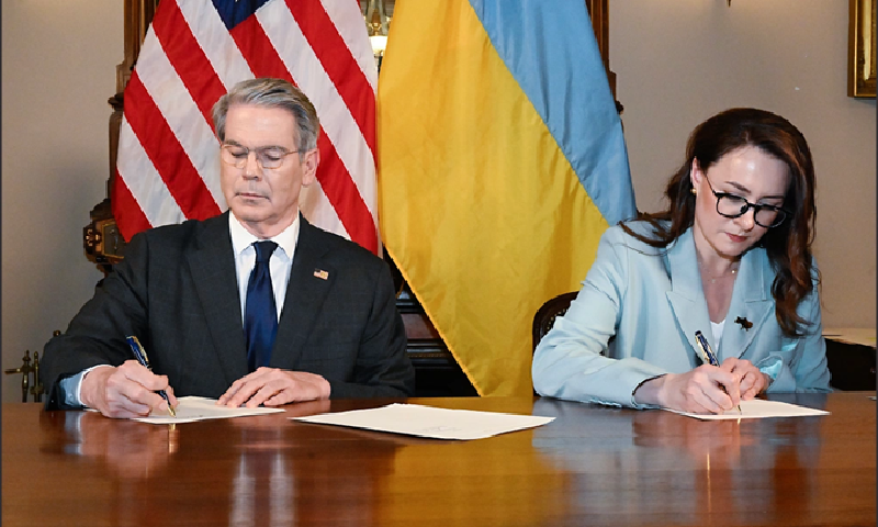 Sau nhiều tháng đàm phán, Tổng thống Ukraine Volodymyr Zelensky đã chính thức ký kết thỏa thuận khai thác khoáng sản với Mỹ — một bước đi được Bộ Tài chính Mỹ ca ngợi là “đòn bẩy phục hồi kinh tế Ukraine”. Ảnh: Bộ Tài chính Mỹ