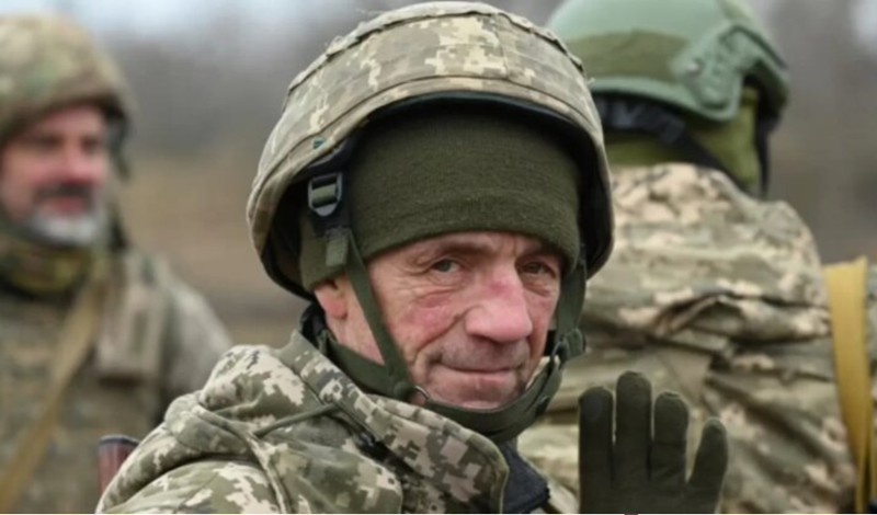 Quốc hội Ukraine thậm chí đang cân nhắc việc gọi nhập ngũ cả những người trên 60 tuổi — phản ánh thực tế khốc liệt về tình trạng thiếu hụt nhân lực ở tiền tuyến. Trong khi đó, phía Nga vẫn duy trì đà tấn công mạnh mẽ, và các chuyên gia quân sự dự đoán cuộc chiến tiêu hao này có thể kéo dài đến cuối năm. Ảnh: Bộ Quốc phòng Ukraine