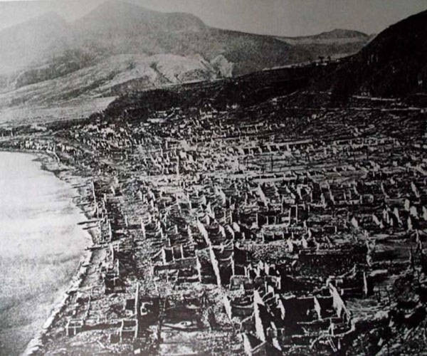 Tồi tệ hơn nữa, đúng lúc này hơn 100 con rắn độc từ đỉnh núi bò xuống và xâm nhập vào khu dân cư của Saint-Pierre. Những con rắn dài gần 2 mét này đã giết chết 50 người và vô số động vật, chỉ đến khi bị những con mèo hoang khổng lồ của thị trấn tiêu diệt thì tai họa rắn mới kết thúc. Tiếp đó, bùn đất từ vụ lở đất đổ xuống biển, sau đó là sóng thần, khiến hàng trăm người thiệt mạng. Ba ngày sau, núi lửa Pelée cuối cùng cũng phun trào, một dòng dung nham nóng rực hung dữ như tuyết lở lao thẳng xuống thị trấn. Trong vòng ba phút, Saint-Pierre đã bị phá hủy hoàn toàn. Trong số 30.000 dân, chỉ có 2 người sống sót, những người còn lại đều thiệt mạng.