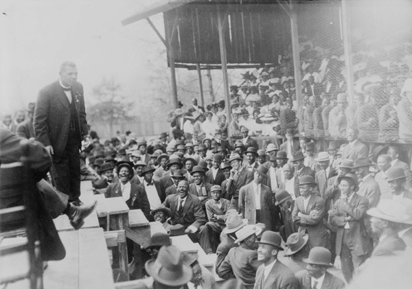 Tiếng hô này giống như một hồi kèn xung trận, mọi người ùa nhau ra cửa, lao lên cầu thang. Những người đến cầu thang trước bị những người phía sau đẩy ngã. Những người khác ngã đè lên họ, cho đến khi lối vào bị chặn hoàn toàn bởi một bức tường người cao gần 3 mét. Washington và các linh mục đã cố gắng trấn an đám đông nhưng không có kết quả, họ chỉ có thể bất lực đứng sang một bên. Họ tận mắt chứng kiến 115 anh chị em của mình bị giẫm đạp hoặc ngạt thở đến chết.