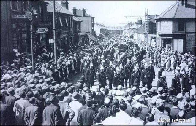 5. Diễn tập biến thành bi kịch: Các nhân viên cứu hỏa của thành phố Gillingham, hạt Kent, Anh, hàng năm đều dựng một "ngôi nhà" tạm thời bằng gỗ và vải bạt để thực hiện một màn trình diễn chữa cháy được yêu thích tại sự kiện thường niên ở Công viên Gillingham. Theo thông lệ, họ sẽ chọn một số cậu bé dũng cảm tham gia diễn tập để tăng tính tương tác cho sự kiện. Ngày 11/7/1929, 9 cậu bé từ 10 đến 14 tuổi và 6 lính cứu hỏa mặc trang phục tiệc cưới đã leo lên tầng ba của "ngôi nhà".