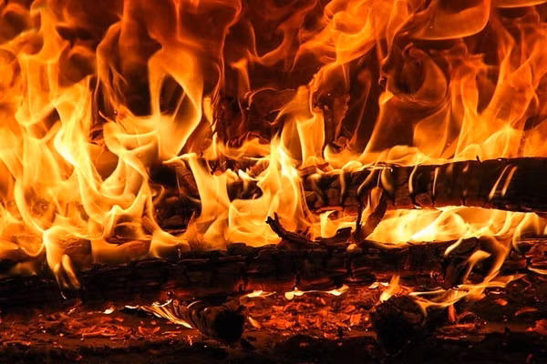 Kế hoạch là sử dụng bom khói để tạo ảo giác rằng tòa nhà đang bốc cháy ở tầng một, sau đó dùng dây thừng và thang để giải cứu những người "dự tiệc cưới" đang bị mắc kẹt, sau khi tất cả mọi người được cứu thì sẽ đốt ngôi nhà trống để trình diễn việc sử dụng vòi phun nước chữa cháy. Do một số sai sót, ngọn lửa thật đã bùng lên trước, khán giả bắt đầu vỗ tay hoan hô hiệu ứng chân thực và ngoạn mục mà họ đang chứng kiến. Khi 2 cậu bé toàn thân bốc cháy nhảy từ trên lầu xuống đất và chết, sự cuồng nhiệt của khán giả đạt đến đỉnh điểm, họ nghĩ đó là người giả. Chỉ đến khi các lính cứu hỏa bên ngoài lái xe cứu hỏa đến hiện trường, họ mới biết rằng một thảm họa thực sự đã xảy ra. Tất cả 15 người tại hiện trường đều thiệt mạng.