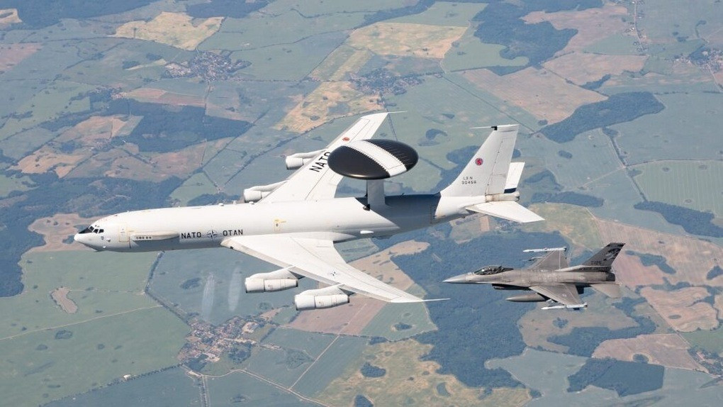 Trong khi đó, Su-35S là máy bay chiến đấu đa năng nổi tiếng với radar tiên tiến, tiêm kích này nổi lên như một giải pháp tạm thời để lấp đầy khoảng trống trinh sát. Sự thay đổi này cho thấy một cuộc xung đột trên không đang leo thang, nơi cả hai bên đều đang thích nghi với những thách thức về công nghệ và chiến thuật. Ảnh Ermy Recognition