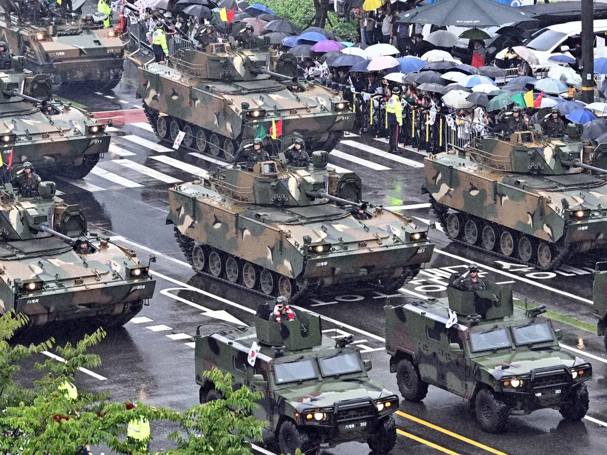 Với hơn 133.000 phương tiện chiến đấu và 739 máy bay trực thăng, sức mạnh quân sự của Hàn Quốc là không hề nhỏ. Ngoài ra quốc gia này còn có nền công nghiệp quốc phòng rất phát triển có thể chế tạo được các loại pháo tự hành, xe tăng, xe chiến đấu hiện đại bậc nhất thế giới.