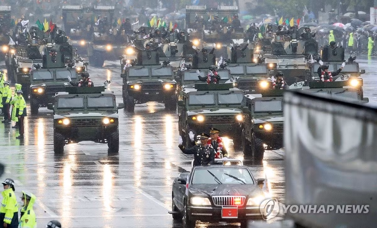 Hàn Quốc đứng thứ 5 với 0,1656 điểm. Quốc gia này luôn duy trì năng lực quân sự mạnh mẽ và kho vũ khí quy mô lớn do căng thẳng lâu dài với Triều Tiên. Sức mạnh quân sự của Hàn Quốc nằm ở phi đội máy bay, xe chiến đấu bọc thép và trực thăng hiện đại.