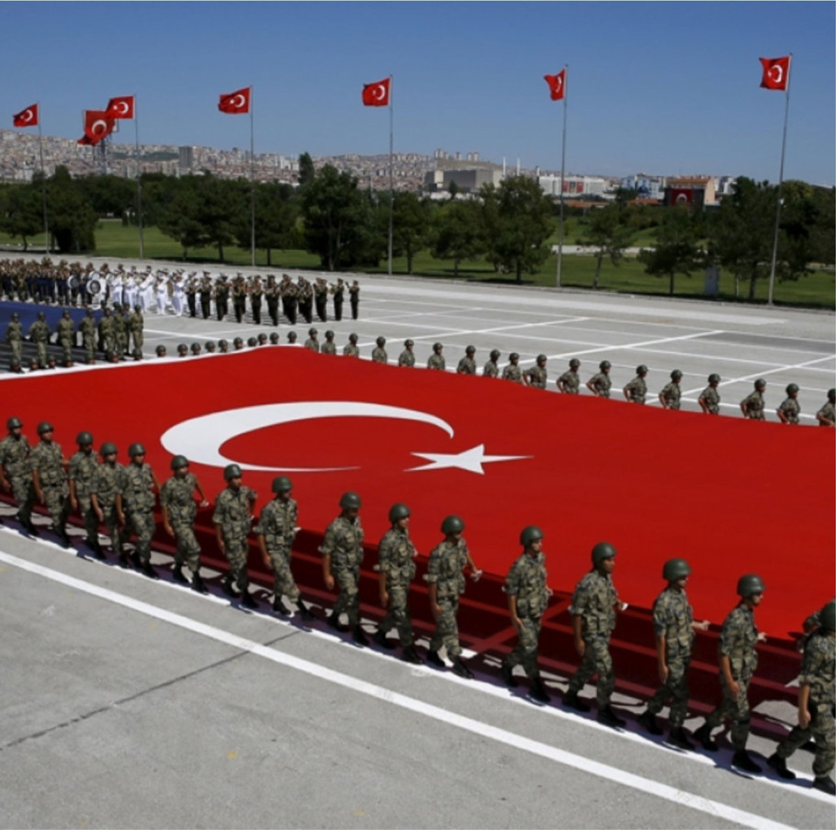 Đứng thứ 9 là Thổ Nhĩ Kỳ, với vị trí địa lý đặc biệt được ví là cửa ngõ giữa châu Âu và châu Á khiến nước này trở thành một trong những quốc gia có sức mạnh quân sự hàng đầu thế giới. Thổ Nhĩ Kỳ là quân đội lớn thứ hai trong liên minh NATO, với 355.000 quân nhân tại ngũ, trong năm qua quốc gia này cũng rất tích cực mua sắm vũ khí mới và tăng cường sản xuất trong nước.