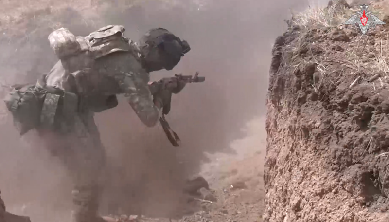 Song song với chiến dịch tại Belgorod, quân đội Ukraine cũng lần đầu tiên triển khai lữ đoàn tinh nhuệ nhất – Lữ đoàn Đột kích Azov số 3 – cùng với các đơn vị lính đánh thuê nước ngoài, để tấn công các khu vực biên giới thuộc tỉnh Luhansk do Nga kiểm soát. Ảnh: Bộ Quốc phòng Nga