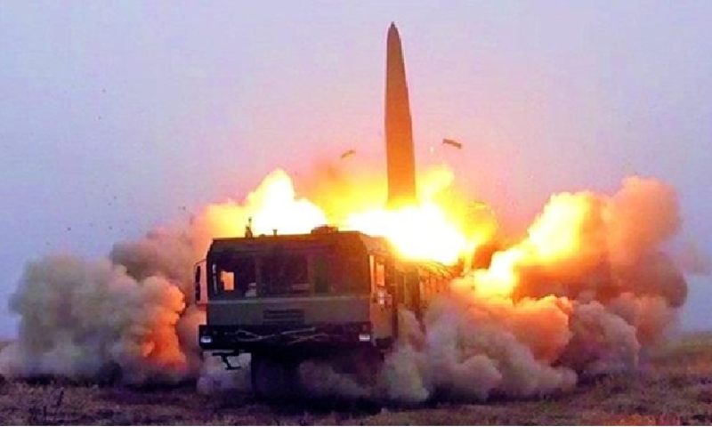 Để đảm bảo hiệu quả tấn công, quân đội Nga đã không ngần ngại sử dụng tên lửa Iskander có giá lên đến 5 triệu USD. Việc Nga sử dụng loại vũ khí đắt đỏ này không chỉ đơn thuần là "bắn để dọa" mà nhằm đảm bảo từng quả đạn đều có thể đánh trúng những vị trí chí mạng của kẻ thù. Để làm được điều đó, quân đội Nga đã tiến hành trinh sát tình báo kỹ lưỡng và lập kế hoạch tấn công một cách bài bản. Ảnh: Bulgarian Military