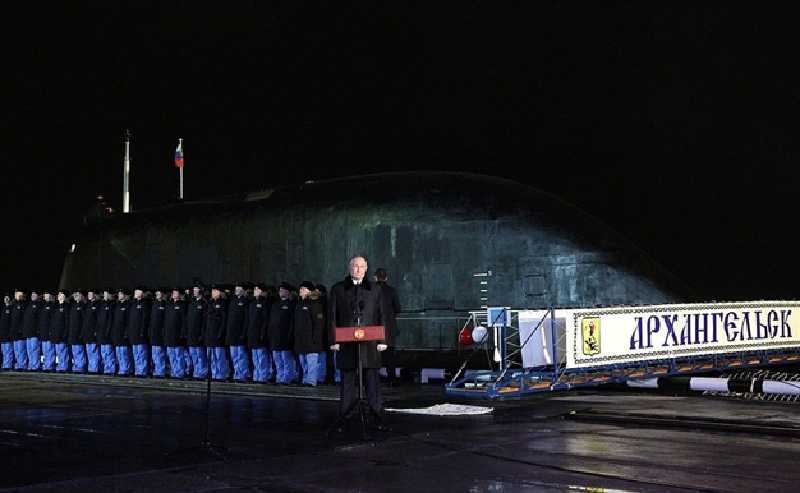 Đồng thời, sức mạnh hải quân của Nga cũng đang mở rộng nhanh chóng. Tổng thống Putin đích thân tham dự lễ hạ thủy tàu ngầm hạt nhân đa năng Perm, gửi đi một thông điệp rõ ràng: quân đội Nga không chỉ muốn chiếm ưu thế trên bộ, mà còn quyết tâm giành lại lợi thế trên biển. Ảnh: Điện Kremlin