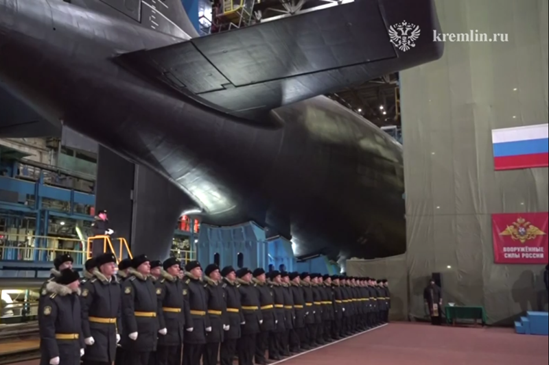 Tàu ngầm hạt nhân Perm được trang bị tên lửa siêu thanh Zircon, một loại vũ khí có tầm bắn và tốc độ khiến NATO phải dè chừng. Hãy tưởng tượng, chỉ một tàu ngầm duy nhất cũng có thể khóa mục tiêu và tiêu diệt cả một biên đội tàu sân bay của NATO trong phạm vi 1.000 km—một sức răn đe vô cùng lớn. Ảnh: Kremlin.ru