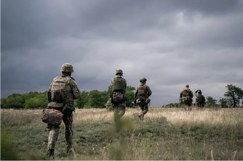 Trong bối cảnh này, Ukraine sắp phải đối mặt với một thử thách lớn vào tháng 4, một đợt tấn công quyết định từ phía Nga. Có thông tin cho rằng Nga đang chuẩn bị triển khai 12 sư đoàn bộ binh cơ giới và pháo binh mới, với mục tiêu tiêu diệt 100.000 quân Ukraine trong một trận chiến quy mô lớn. Ảnh: Top War