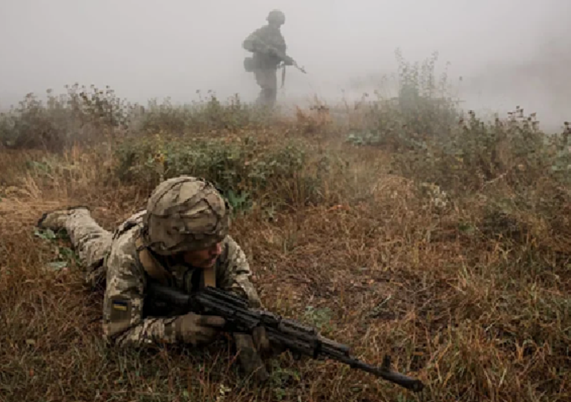 Tại đây có một con sông và một hồ chứa nước, gây khó khăn cho công tác hậu cần của Nga, khiến họ gặp nhiều trở ngại trong việc tập trung nguồn lực để đột phá. Nếu phòng tuyến này bị xuyên thủng, quân đội Nga có thể nhanh chóng tiến công đến tuyến phòng thủ số 2, tức làng Oleksandropil cùng tên. Ảnh: Reuters