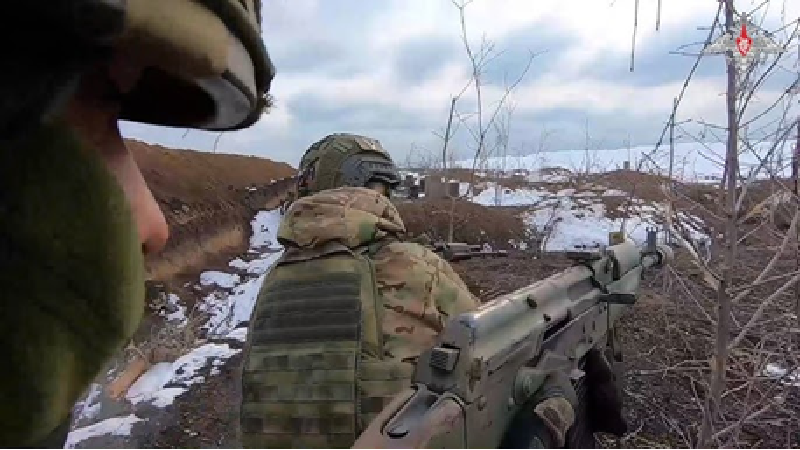 Trong quá trình đó, nếu Ukraine liên tục điều quân tiếp viện cho phần nhô ra, lực lượng dành cho cuộc phản công vào khu trung tâm thành phố Toretsk sẽ bị suy giảm, giúp quân đội Nga giành lại quyền kiểm soát thành phố dễ dàng hơn. Ảnh: Bộ Quốc phòng Nga