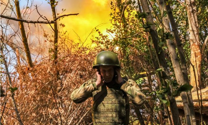 Trước đây, tình hình ở khu vực này giống như hai thái cực đối lập. Trong nội thành Toretsk, giao tranh diễn ra vô cùng ác liệt, trong khi các cánh đồng và khu dân cư bên ngoài lại duy trì trạng thái chiến tranh trận địa, các cuộc đụng độ hàng ngày diễn ra như một nghi thức lặp đi lặp lại, không quá căng thẳng. Nhưng giờ đây, tất cả khu vực đều đang trong thế tấn công và chiến sự trên toàn bộ tuyến tiếp xúc dài hàng chục km đã bùng nổ dữ dội. Ảnh: TASS