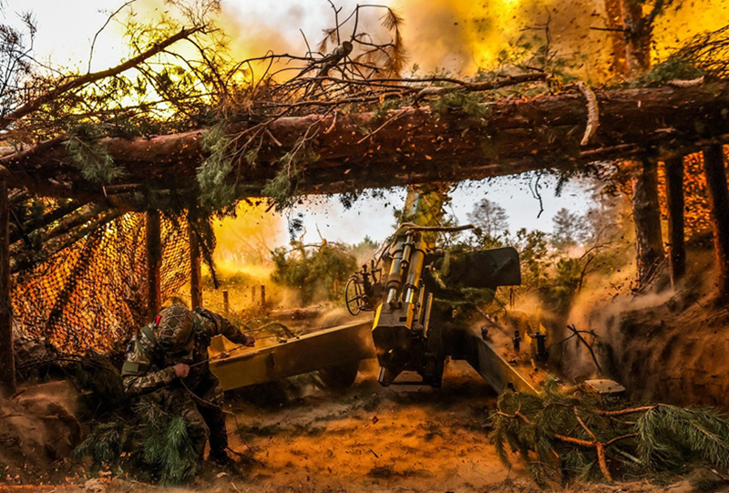 Tuy nhiên, từ cách quân đội Nga tấn công làng Oleksandropil, có thể thấy kế hoạch của họ đã có một số thay đổi. Thay vì chỉ tiến công từ hai bên sườn, Nga chuyển sang tiến lên từ phía dưới của phần nhô ra, đồng thời tiếp tục tấn công từ hai bên, nhằm từ từ ép quân đội Ukraine rời khỏi khu vực này. Ảnh: TASS