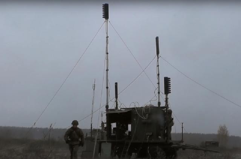 Quân đội Nga có thể giành chiến thắng trong trận chiến này không chỉ nhờ vào lợi thế hỏa lực mạnh mẽ, mà còn nhờ vào việc sử dụng các thiết bị tác chiến điện tử mới. Những thiết bị này giống như một lá chắn vô hình gây nhiễu hệ thống thông tin và tín hiệu điều khiển máy bay không người lái của Quân đội Ukraine, khiến công tác chỉ huy và điều động của Ukraine rơi vào hỗn loạn. Ảnh: Aif.ru.