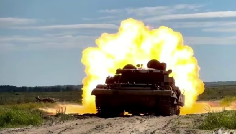 Trước cuộc tấn công mãnh liệt từ phía Nga, Quân đội Ukraine không ngồi yên chịu trận mà nhanh chóng tổ chức ba đợt phản công quy mô lớn. Trong đợt phản công đầu tiên, Ukraine sử dụng các trang bị hạng nặng, bao gồm 6 xe tăng Leopard, nhằm đột phá từ sườn lực lượng Nga. Ảnh: Pravda.