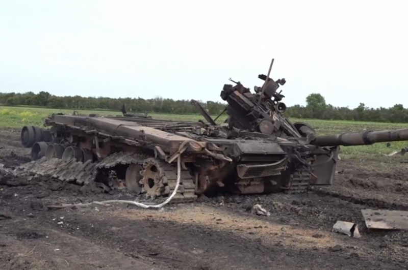 Tuy nhiên, Quân đội Nga đã sớm nhận ra ý đồ này và triển khai các trận địa tên lửa chống tăng, phá hủy nhiều xe bọc thép của Ukraine. Trong hai đợt phản công tiếp theo, Quân đội Ukraine tiếp tục chịu tổn thất nặng nề và thất bại trong việc giành lại quyền kiểm soát. Ảnh: Bộ Quốc phòng Nga.