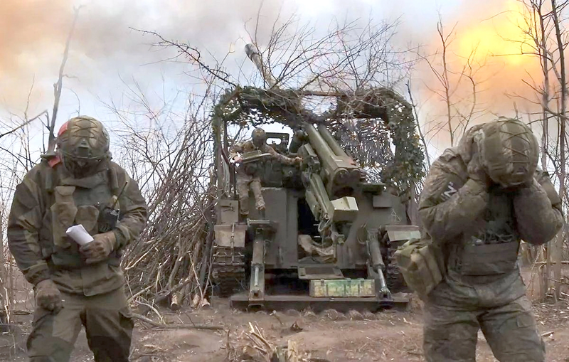 Đối mặt với hệ thống phòng thủ tỉ mỉ của Quân đội Ukraine, Quân đội Nga không lùi bước mà lập ra một kế hoạch tấn công kỹ lưỡng. Họ dự định tiến công đồng thời từ ba hướng, bao vây Quân đội Ukraine từ nhiều góc độ. Để thực hiện kế hoạch này, Quân đội Nga đã huy động một lượng lớn pháo hạng nặng và pháo phản lực phóng loạt, chuẩn bị sử dụng hỏa lực mạnh để phá hủy công sự phòng thủ của Ukraine. Ảnh: Bộ Quốc phòng Nga.