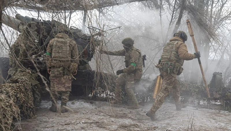 Theo quan sát viên Yuri Podolyaka, bộ chỉ huy quân Nga quyết tâm chiếm được Kotlyne và Uspenivka trong tháng này, đặc biệt là Kotlyne, nơi được xem là điểm định cư cuối cùng trên hành trình từ phía tây nam tiến lên phía bắc Pokrovsk. Ảnh: Bộ Quốc phòng Ukraine.