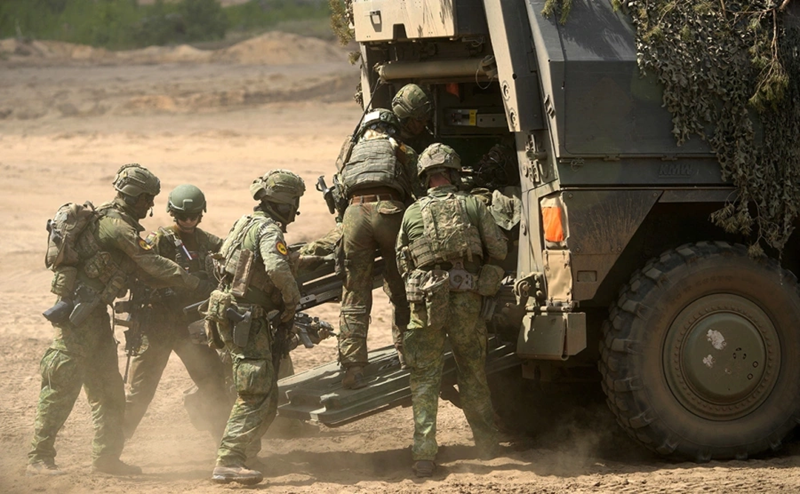 Để giải quyết vấn đề này, quân Ukraine đã phải triển khai những người không tham chiến chưa được huấn luyện từ lực lượng hậu cần và phụ trợ ra tiền tuyến để bù đắp tổn thất về bộ binh, bao gồm cả pháo thủ cối, tài xế, phi công, thậm chí cả người vận hành máy bay không người lái và nhân viên y tế. Điều này dẫn đến tình trạng lực lượng nhân sự trong các đơn vị hỗ trợ cũng bị cạn kiệt. Ảnh: Reuters.