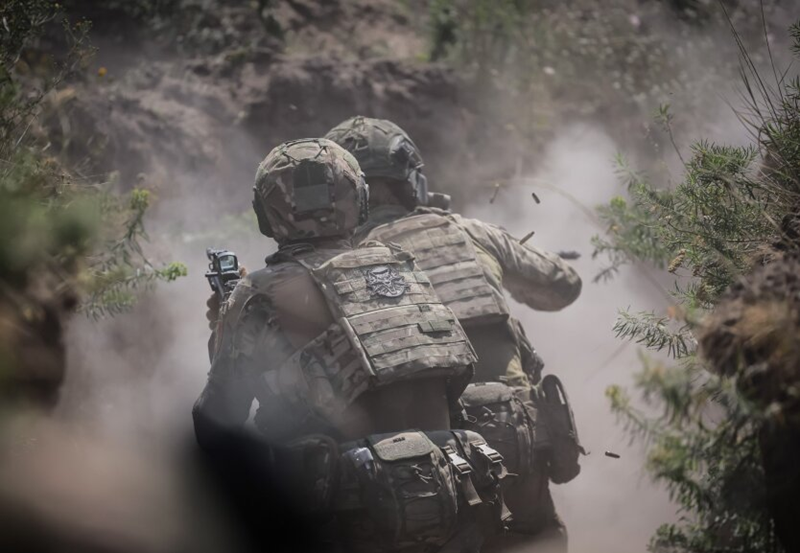 Trong khi thành lập các lữ đoàn mới, Ukraine không có đủ tân binh để bổ sung cho các lữ đoàn cũ đang chiến đấu ở tiền tuyến. Phần lớn các lữ đoàn này đã chịu tổn thất hơn một nửa quân số, khiến họ khó có thể bảo vệ được những vị trí rộng lớn từng kiểm soát. Các đơn vị này rất cần được bổ sung tân binh, nhưng nếu tân binh được chuyển đến đó, Ukraine sẽ không thể thành lập được các lữ đoàn mới. Ảnh: Bộ Quốc phòng Ukraine.