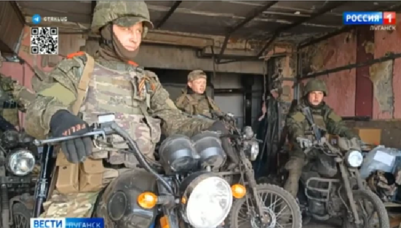 Để tăng tốc các cuộc đột kích của bộ binh, một số đơn vị Nga đã sử dụng xe máy và xe địa hình. Khi tấn công, họ cũng di chuyển theo cách phân tán, khiến các máy bay không người lái của Ukraine khó lòng tấn công hiệu quả. Ảnh: Kyiv Post.