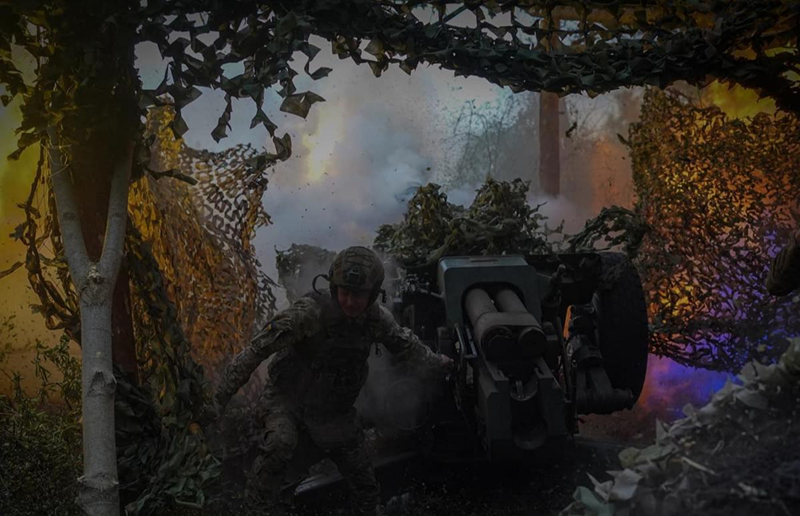 Hiện tại, quân Nga bắt đầu thực hiện chiến lược mới “ưu tiên bộ binh”, một phần để giảm tổn thất xe bọc thép, nhưng cũng bởi các cuộc tấn công cơ giới hóa khó vượt qua được tuyến phòng thủ do máy bay không người lái trinh sát và tấn công của Ukraine thiết lập. Trong khi đó, bộ binh phân tán dễ dàng tránh né máy bay không người lái hơn so với xe bọc thép. Ảnh: UNIAN.