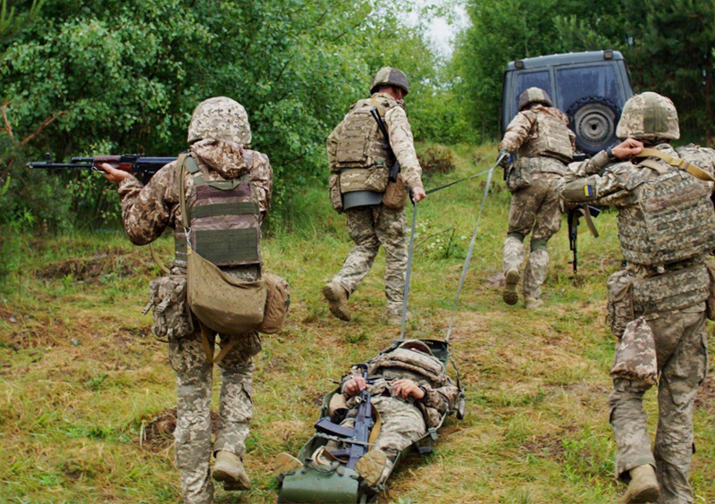 Khi ngày càng nhiều lực lượng Nga tiến vào Pokrovsk, quân Ukraine chỉ có khoảng 10 lữ đoàn bị tổn thất nặng để bảo vệ chiến tuyến kéo dài 16 km quanh thành phố. Trong khi đó, họ phải đối mặt với hàng chục lữ đoàn thuộc hai tập đoàn quân dã chiến của Nga, với quân số và trang bị của Nga có thể gấp hơn ba lần Ukraine. Ảnh: News.ru.