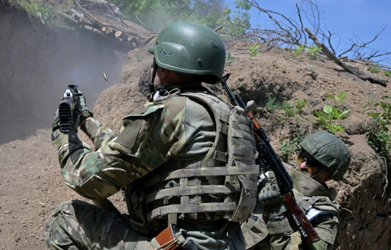 Đối với lực lượng Ukraine bị mắc kẹt trong rừng, quân đội Nga không áp dụng phương án truyền thống là đưa lực lượng lớn vào tìm kiếm và truy quét, vì cách này tiềm ẩn rủi ro cao, có thể rơi vào bẫy của quân đội Ukraine và các cố vấn quân sự NATO, dẫn đến thương vong lớn. Ảnh: RIA Novosti