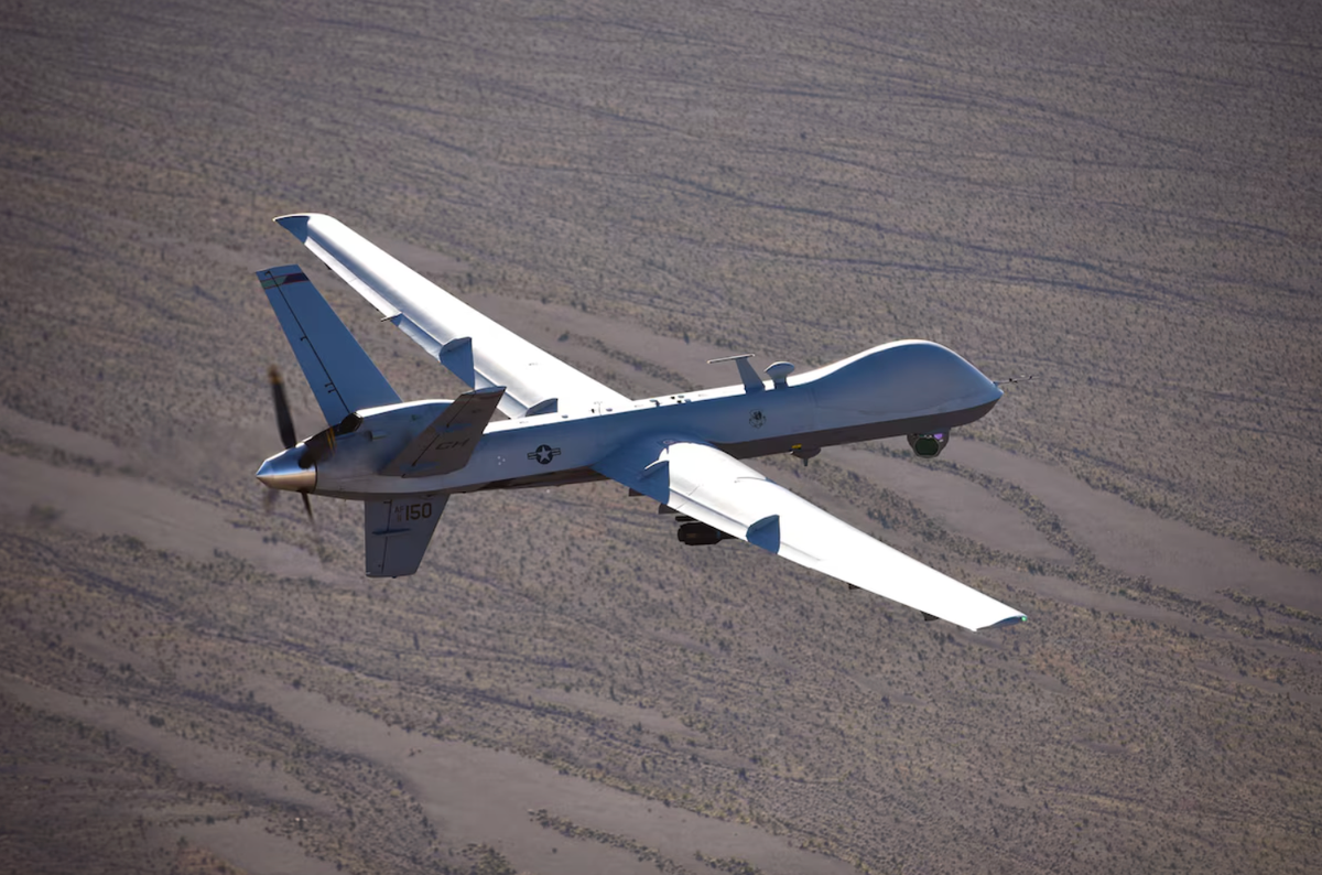Được thiết kế để giám sát và tấn công chính xác, MQ-9 Reaper là sản phẩm chủ lực trong kho vũ khí không người lái của Mỹ. Với tầm bay kéo dài trên 24 giờ, khả năng theo dõi mục tiêu từ độ cao 15.000 mét, mang theo tên lửa Hellfire và bom thông minh GBU-12, mỗi chiếc Reaper trị giá khoảng 30 triệu USD.