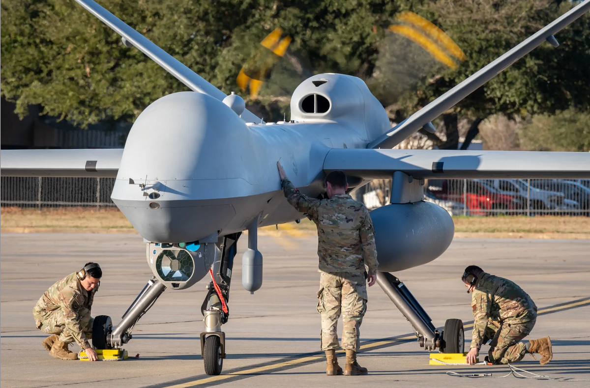 Sự sụp đổ dồn dập của MQ-9 Reaper trên bầu trời Yemen không đánh dấu cái kết của chiến tranh bằng drone, nhưng chắc chắn là lời cảnh tỉnh nghiêm khắc cho các cường quốc đang dựa vào các thiết bị đắt đỏ, cồng kềnh và thiếu linh hoạt. Trước các đối thủ ngày càng táo bạo và sáng tạo, tương lai của chiến tranh có thể sẽ thuộc về những phương tiện nhỏ gọn, khó phát hiện và… dễ thay thế hơn. Nguồn ảnh: Defense News, US Air Force, Wikipedia, Getty Images, Reuters